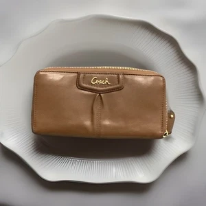 Coach Ashley braune Leder-Kreditkarten-Geldbörse mit umlaufendem Reißverschluss - Bild 1 von 4