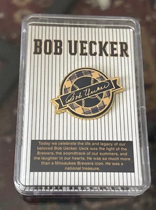 Pin conmemorativo Bob Uecker de los Cerveceros de Milwaukee SGA 24/08/2025 - Imagen 1 de 2