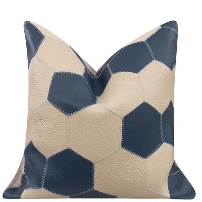 Almohada de cuero de vaca azul marino y crema - retazos hexagonales Foto 1 de 4