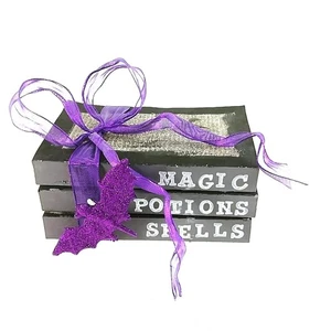 Pila de libros decorativos de Halloween con pociones mágicas y hechizos - Imagen 1 de 7