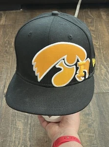 IOWA HAWKEYES 59FIFTY NEW ERA TAILLIERTE MÜTZE SCHWARZ MIT GELBEM LOGO GRÖSSE 7 3/8 - Bild 1 von 7