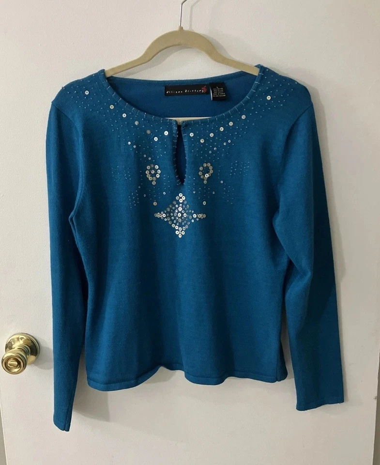 Suéter Allison Britney para mujer grande adornado azul verdoso ojo de cerradura frontal Foto 1 de 4