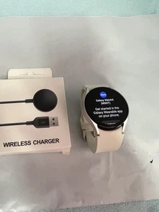 Samsung Galaxy Watch6 SM-R930 40mm Gold Aluminum Case with Cream Sport Band... - Zdjęcie 1 z 4