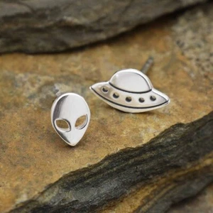 Pendientes de plata de ley con poste extraterrestre y OVNI no coincidentes - Imagen 1 de 6