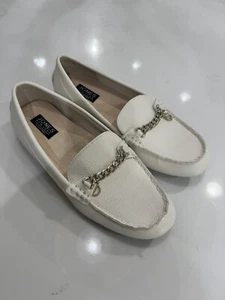 Mocassini firmati Jones New York da donna taglia 8,0 bianchi con catena e logo - Foto 1 di 9