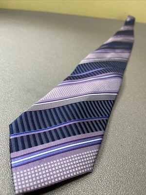 Gravata Daniel de Fasson Studio roxa textura azul marinho listrada feita à mão 60”x3-1/2” - Imagem 1 de 4