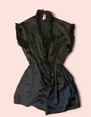 Bata negra de satén con flores bordadas y cuentas #glam #loungewear Foto 1 de 4
