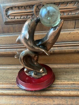 Alte Deko Figur Delphine mit Glaskugel - Bild 1 von 4