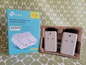 TP-Link TL-PA4010P KIT AV600 Passthrough Powerline Network Extender - Photo 1/6