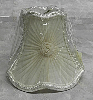 Mini pantalla de lámpara de satén con clip blanco roto acolchado vieira estilo elegante plisado Foto 1 de 4