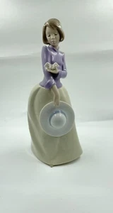 Estatuilla de porcelana Nao de Lladró 'Primer vuelo' niña con pájaro #1303 - Imagen 1 de 6