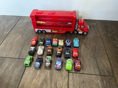 Lote de 19 autos Disney Pixar Cars Mini Racers Diecast & Mack Truck Hauler Foto 1 de 4