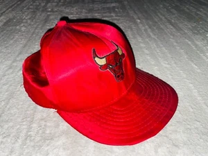 De colección AJD Supersatin NBA CHICAGO BULLS Logo Rojo Satén Gorra USADA Hecha en EE. UU. - Imagen 1 de 21