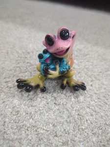 Kitty's Critters Frosch Figur Rocka-by-Baby 2004 3" Mama Baby rosa blau - Bild 1 von 3