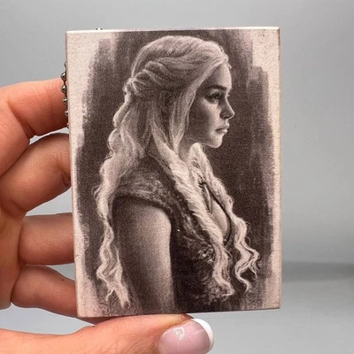Portachiavi in legno fatto a mano Game of Thrones ricordo Daenerys & Ned Stark - Immagine 1 di 4