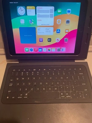 Apple iPad (6th Generation) A1893 32 GB, Wi-Fi, 9.7 in -Space Gray with keyboard - Image 1 of 3