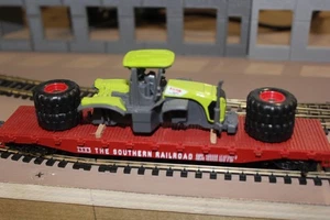 125003 Tractor Load on flat car, car missing brake wheel - Picture 1 of 4