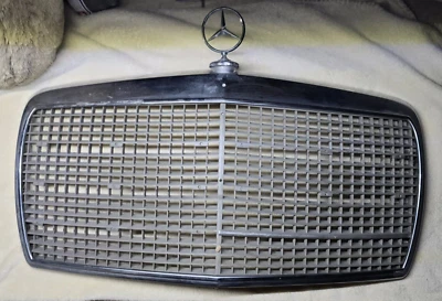 Mercedes W115 300D 1976 rejilla OEM con emblema Foto 1 de 4