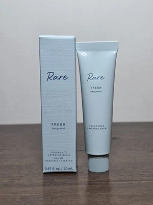 Bálsamo capas fragancia bergamota fresca Rare Beauty de Selena Gomez.  Foto 1 de 3