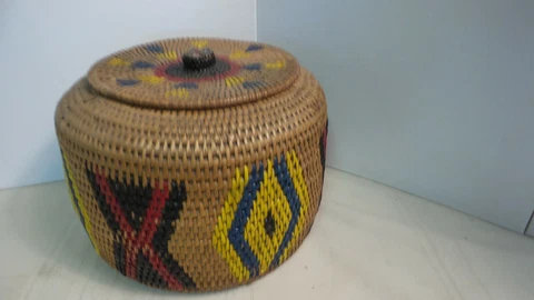 VTG WOVEN ROUND RATTEN LRG PAINTED BASKET w/LID Coiled hand woven SW STYLE 7tx9" Cover
