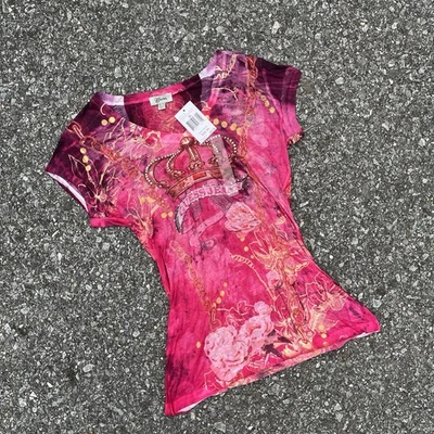 Camiseta De Colección Guess Crown Gráfica Para Mujer Pequeña - Estampado Real Rosa Estrás Y2K Foto 1 de 4