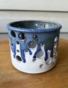 Vintage blaue Tropflöcher Blasen Ausschnitte Studio Kunst Keramik Topf Schüssel 5" signiert - Bild 1 von 9