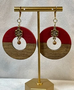 Pendientes de aro otoño/otoño de resina, madera y cuentas, color rojo y madera - Imagen 1 de 5