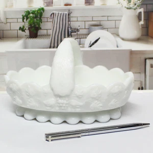 "Cesta de vidrio de leche Westmoreland con paneles de uva vid mango texturizado 6,5" - Imagen 1 de 6