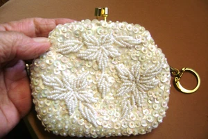 VINTAGE HANDGEFERTIGTE HONGKONG BLUMEN PAILLETTEN & PERLEN KISS LOCK MÜNZBÖRSE, SCHLÜSSELANHÄNGER - Bild 1 von 8