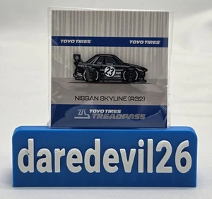 2025 LEEN CUSTOMS x TOYO REIFEN Nissan Skyline R32 SEMA Show Emaille Pin - Bild 1 von 2