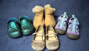 Paket 4 Mädchen Kleinkind Schuhe Gr. 8, Crocs, Winterstiefel, Sandalen, elegante Schuhe - Bild 1 von 22
