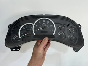03-06 Cadillac Escalade Cuadro de instrumentos Medidor Velocímetro 15114645 221K Bonito - Imagen 1 de 7