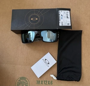 Oakley Fuel Cell Matte Black Polarized Sunglasses OO9096-D8 60 - Picture 1 of 2