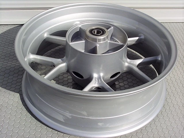 Rueda trasera Triumph Tiger 1050 17x5,50 plateada OEM repuesto llanta moto Foto 1 de 4