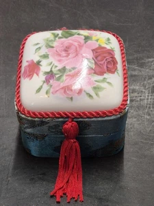 Caja cuadrada borlada de seda vintage tapa de porcelana borla verde azulado rojo rosa 3"x3"x2,5" - Imagen 1 de 8