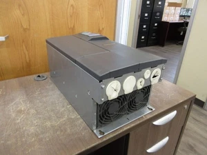 Siemens SED2-18 5/22X Ac Drive 6SE6436-2UC31-8DA0 25 HP 3Ph con teclado usado - Imagen 1 de 8