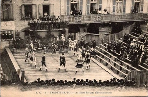 1910 B&W French Postcard: Les Sants Basques - Picture 1 of 2