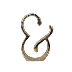 Ornament Deko Skulptur Metall Aluminium Ampersand und Schild Statue Silber - Bild 1 von 5
