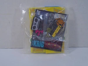 MEZCO TOYZ FAIR 2021 -- GOMEZ AGENT PIN (LOOK) EXCLUSIVE - Bild 1 von 4