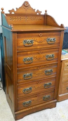 Antiguo cofre de lencería de roble Foto 1 de 4