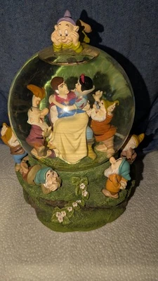 Globo de nieve musical de Blancanieves y los siete enanitos de Disney Foto 1 de 4