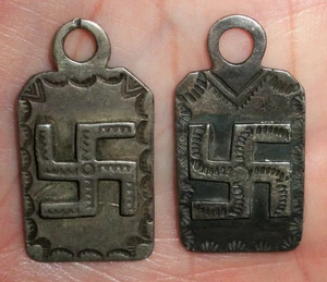 VINTAGE NAVAJO WHIRLING LOG SILVER CHARMS FROM BUFFALO BILL WILD WEST SHOW vafo - Picture 1 of 9