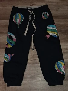 Pantalones deportivos rosa Victoria’s Secret negros con tachuelas globos aerostáticos y corazones talla S - Imagen 1 de 6