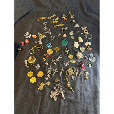 Lote de joias vintage coleção berloques sortidos cruzes borboletas moedas bandeira - Imagem 1 de 4