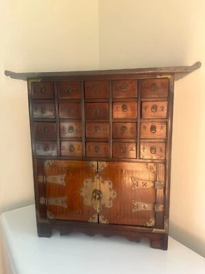 Cofre boticario coreano con 24 cajones designados con caligrafía y montaje de latón Foto 1 de 4