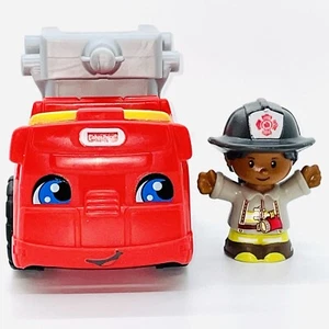 Camión de bomberos Fisher Price Little People To The Rescue con figura de bombero GGT34 - Imagen 1 de 12