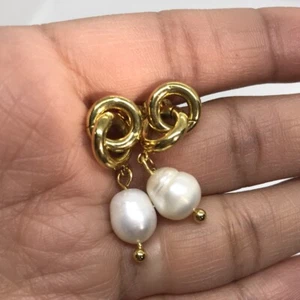 Orecchini pendenti tono oro e perle finte - Foto 1 di 6