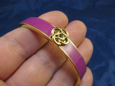 *Pulseira articulada assinada Stella & Dot tom dourado esmalte roxo fecho de nó - Imagem 1 de 4
