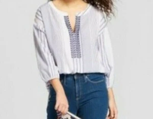 NEW Universal Thread Women's Small 3/4 Sleeve Embroidered Tunic Top White Blue - Picture 1 of 4