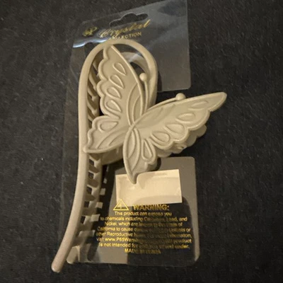 Garra de pelo de mariposa gris claro por cristal Foto 1 de 4